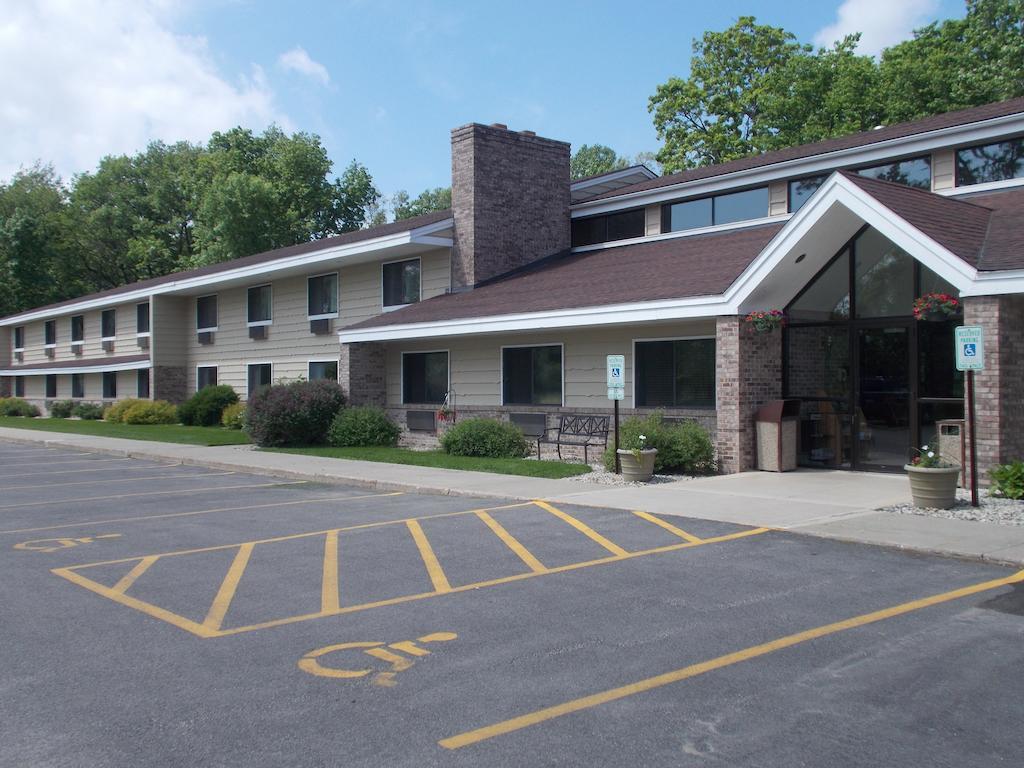 Boarders Inn And Suites By Cobblestone Hotels - Ripon Exterior photo