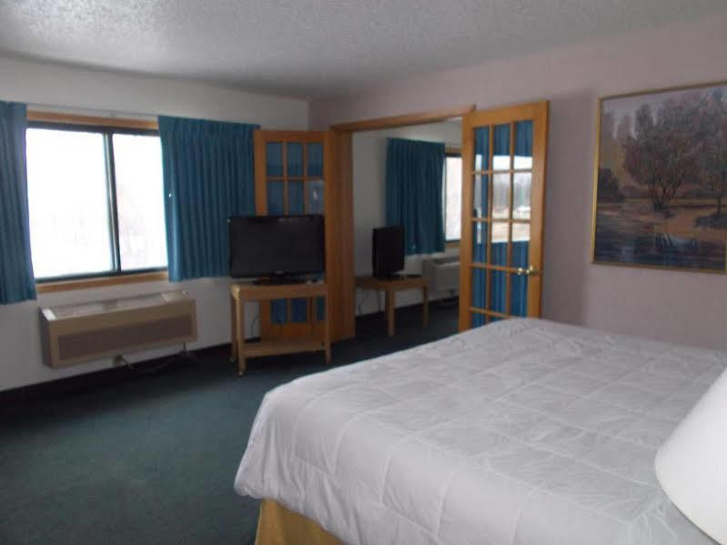 Boarders Inn And Suites By Cobblestone Hotels - Ripon Exterior photo