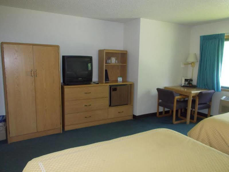Boarders Inn And Suites By Cobblestone Hotels - Ripon Exterior photo