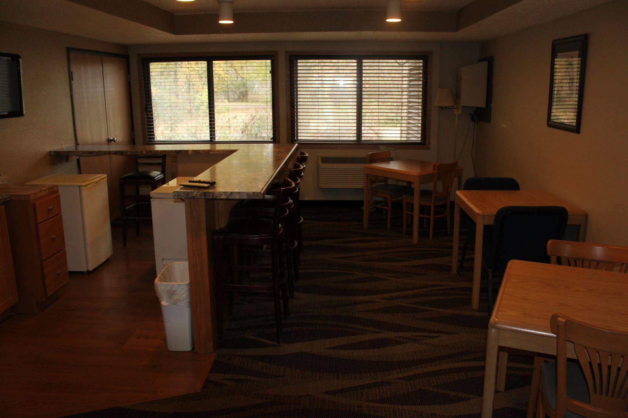 Boarders Inn And Suites By Cobblestone Hotels - Ripon Exterior photo
